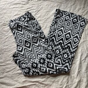 Black and White Geometric Pattern Pants wPockets